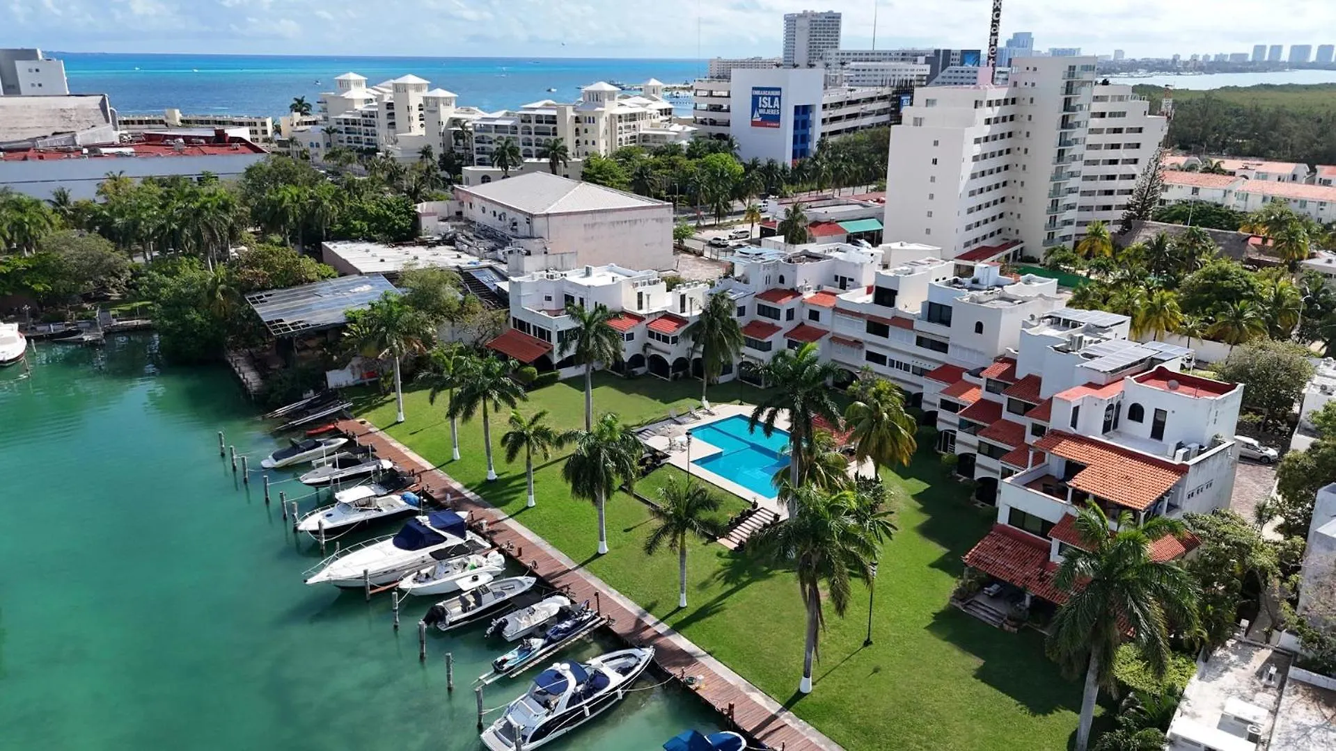 Luxury Holiday Apartment By The Lagoon Cancún